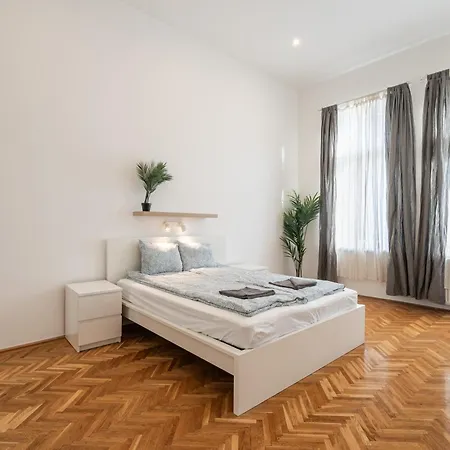 Luxurious Downtown Family Apartment Budapest