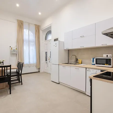 Luxurious Downtown Family Apartment Budapest