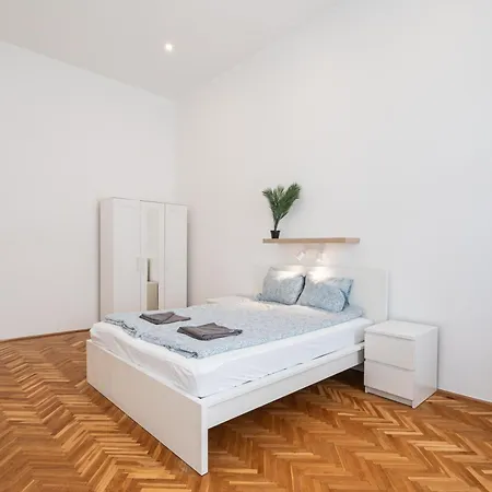 Apartment Luxurious Downtown Family
